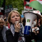 josefina-dowbor-en-una-de-las-marchas-a-favor-de-N2SP25CFNJAVRFA7TUZRMPVKXA