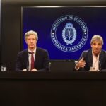 el-ministro-de-economia-luis-caputo-junto-al-presidente-del-banco-central-santiago-bausili-foto-mati
