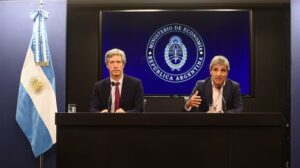 el-ministro-de-economia-luis-caputo-junto-al-presidente-del-banco-central-santiago-bausili-foto-mati