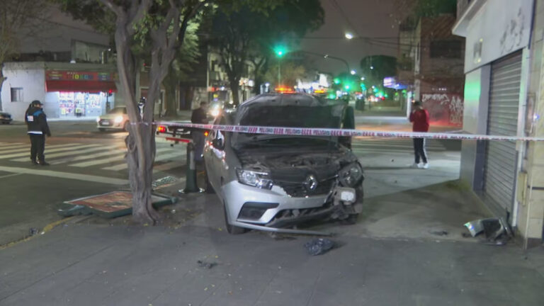 el-auto-de-la-victima-termino-sobre-la-vereda-foto-captura-de-video-ADUFLGHOTRFMFHN4IU5PGRHOWI