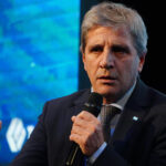 luis-caputo-reconocio-que-persiste-la-desconfianza-en-el-sistema-financiero-la-gente-ahorra-en-dolares-y-los-pone-abajo-del-colchon-foto-na-BIKAA4DCJRFBBNQHJB35IU6QTY