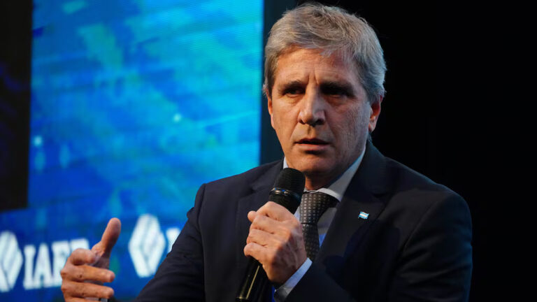 luis-caputo-reconocio-que-persiste-la-desconfianza-en-el-sistema-financiero-la-gente-ahorra-en-dolares-y-los-pone-abajo-del-colchon-foto-na-BIKAA4DCJRFBBNQHJB35IU6QTY