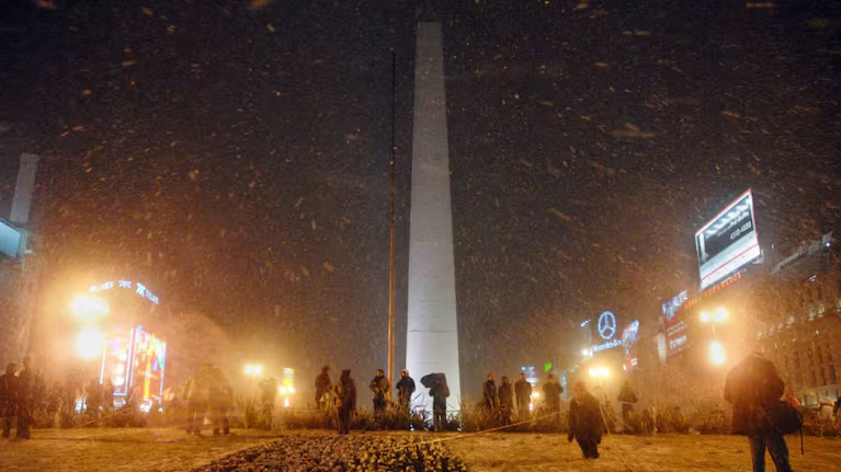 una-postal-inedita-el-9-de-julio-de-2007-la-nieve-caia-sobre-el-obelisco-porteno-y-fue-la-unica-vez-