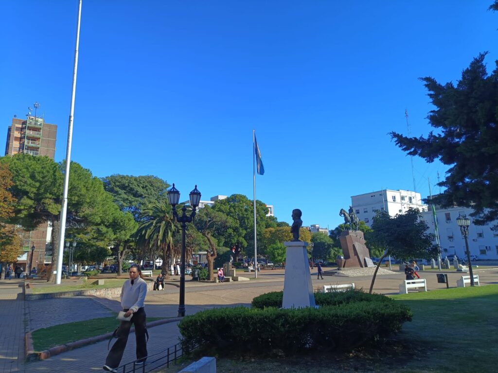 despejado-soleado-moron-plaza