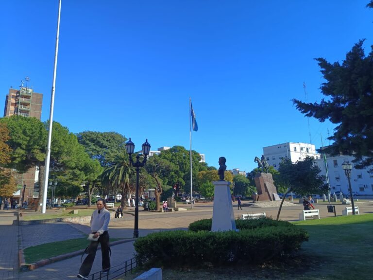 despejado-soleado-moron-plaza