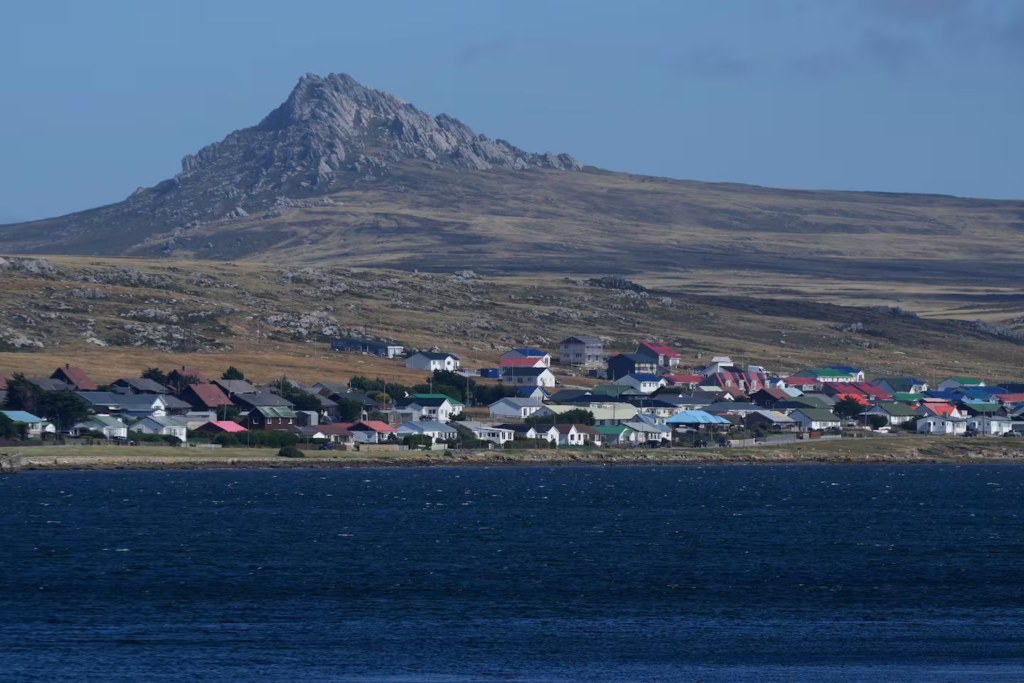 el-monte-tumbledown-se-levanta-detras-de-stanley-en-las-islas-malvinas-foto-ap-ricardo-mazalan-archivo-DCQR3JSENRLWYOB6XFGD4G3354