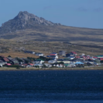 el-monte-tumbledown-se-levanta-detras-de-stanley-en-las-islas-malvinas-foto-ap-ricardo-mazalan-archivo-DCQR3JSENRLWYOB6XFGD4G3354