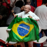 el-presidente-brasileno-luiz-inacio-lula-da-silva-llega-con-una-bandera-brasilena-a-un-mitin-de-camp