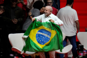 el-presidente-brasileno-luiz-inacio-lula-da-silva-llega-con-una-bandera-brasilena-a-un-mitin-de-camp