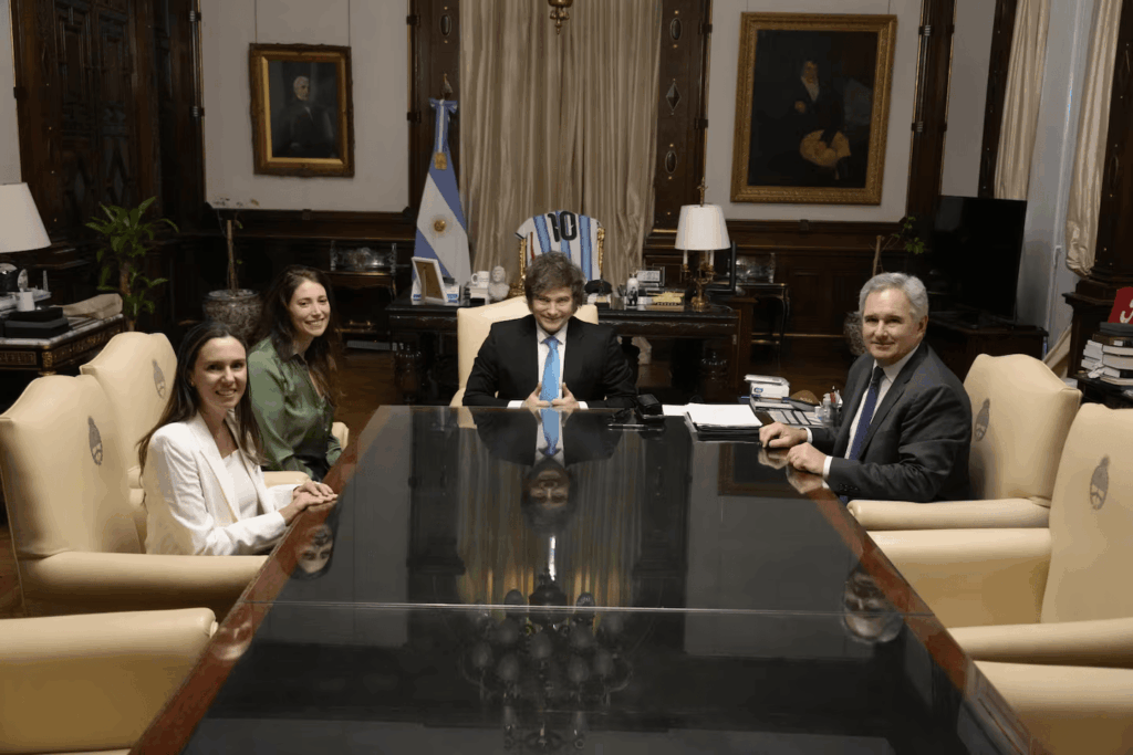 milei-recibio-a-una-referente-antichavista-para-analizar-la-situacion-en-venezuela-y-la-eventual-liberacion-de-presos-politicos-foto-presidencia-FMLFAZRDBZBD5DXFSLLBBJN5ZA