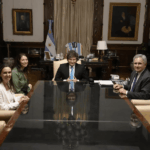 milei-recibio-a-una-referente-antichavista-para-analizar-la-situacion-en-venezuela-y-la-eventual-liberacion-de-presos-politicos-foto-presidencia-FMLFAZRDBZBD5DXFSLLBBJN5ZA