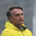 el-expresidente-brasileno-jair-bolsonaro-hace-un-QMOK52OLWRF6PNBCKJDMHTVU3Y