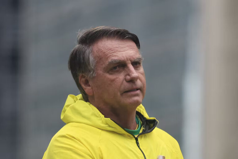 el-expresidente-brasileno-jair-bolsonaro-hace-un-QMOK52OLWRF6PNBCKJDMHTVU3Y